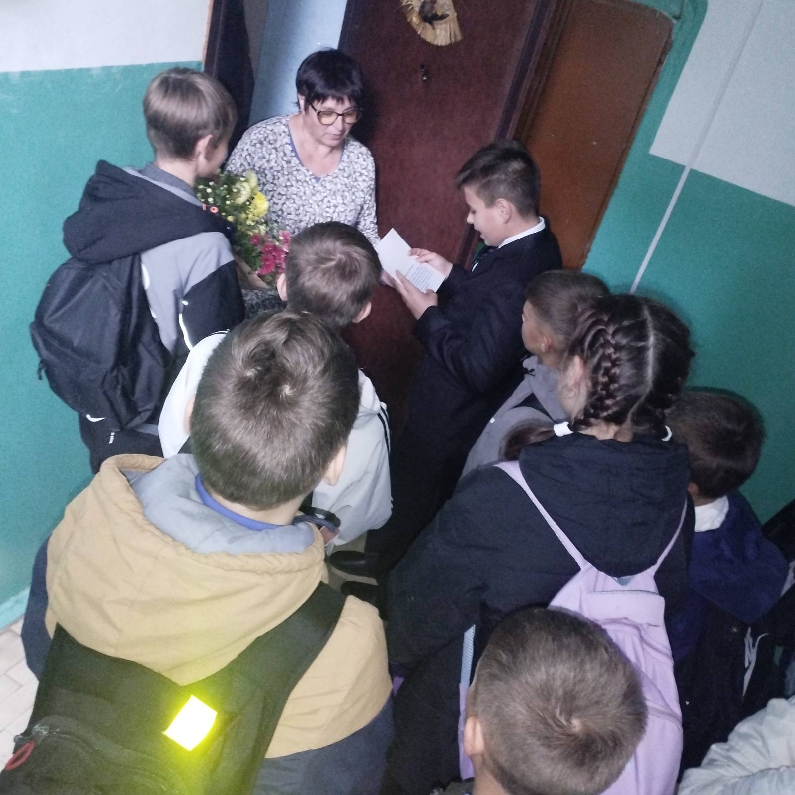 Накануне Дня учителя учащиеся школы посетили ветеранов педагогического труда